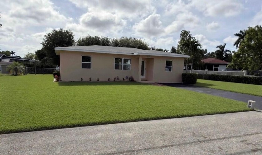 The house qualifies for all windstorm credits. Stunning - photo 40