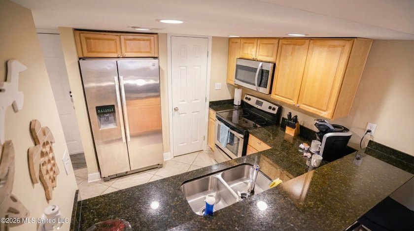 Beautiful 2 bedroom 2 bathroom, FULLY FURNISHED, TURNKEY condo - photo 7