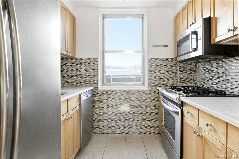 Sun-Filled 1-Bedroom + Office Corner Unit in Forest Hills Bright - photo 3
