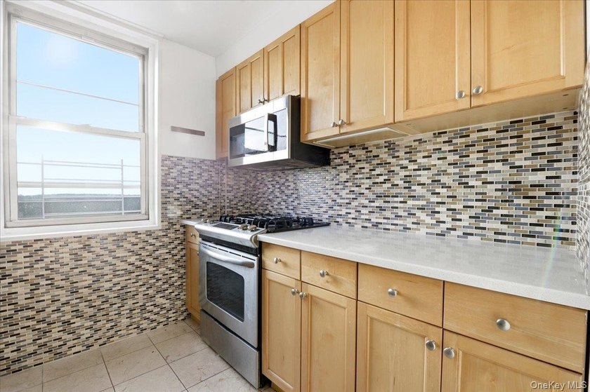 Sun-Filled 1-Bedroom + Office Corner Unit in Forest Hills Bright - photo 4
