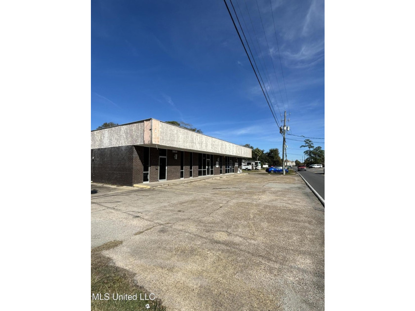 Centrally located in Pascagoula with heavy traffic flow, this is - photo 2