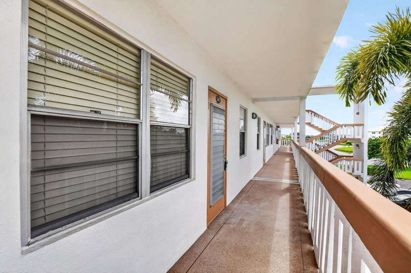 Welcome home! This freshly renovated, 3rd-floor 2-bed, 1.5-bath - photo 2