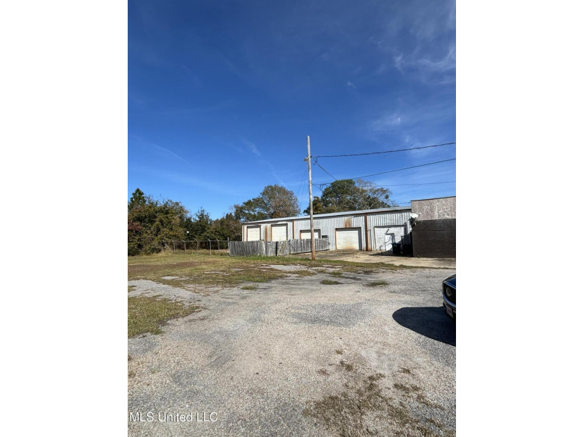 Centrally located in Pascagoula with heavy traffic flow, this is - photo 3