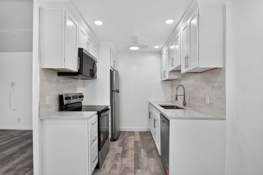 Welcome home! This freshly renovated, 3rd-floor 2-bed, 1.5-bath - photo 3