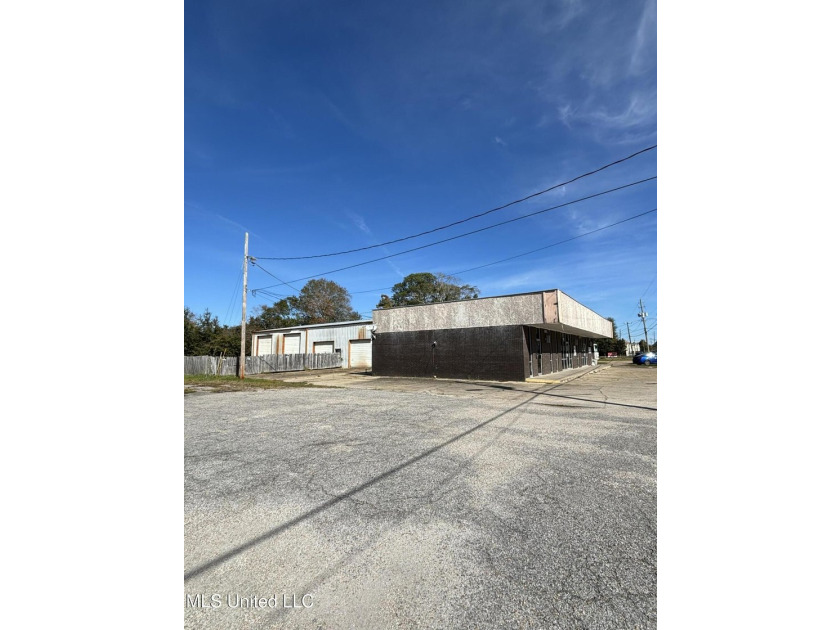 Centrally located in Pascagoula with heavy traffic flow, this is - photo 4