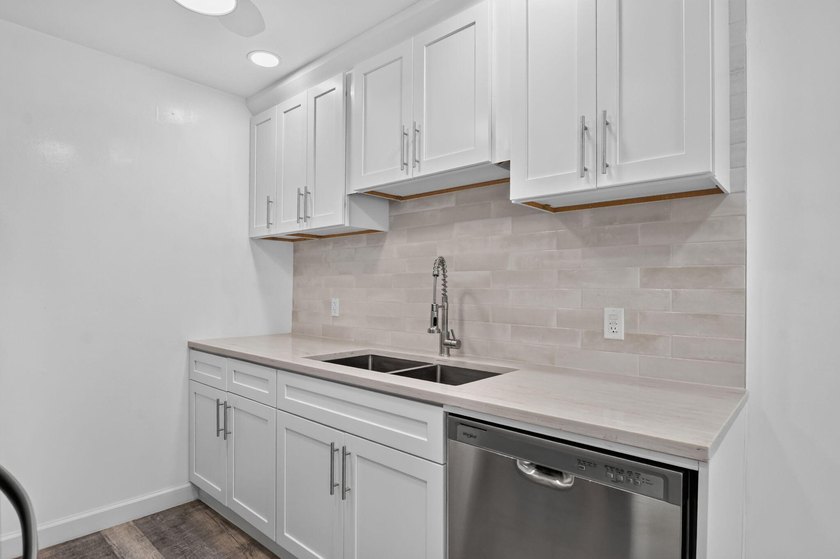 Welcome home! This freshly renovated, 3rd-floor 2-bed, 1.5-bath - photo 4