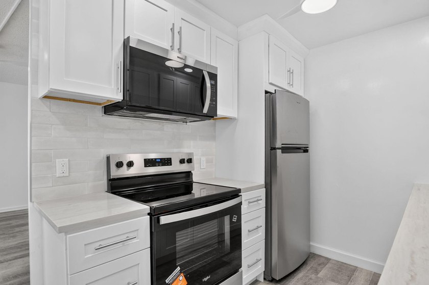 Welcome home! This freshly renovated, 3rd-floor 2-bed, 1.5-bath - photo 5