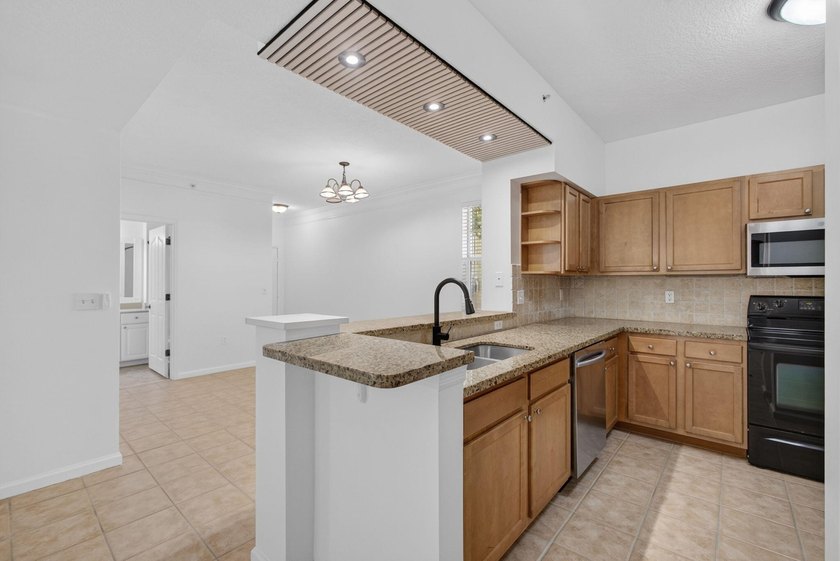 Rare Ground-Floor End Unit w/One-Car Garage In The Heart Of - photo 7