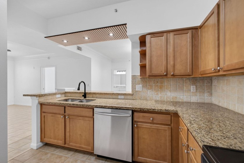 Rare Ground-Floor End Unit w/One-Car Garage In The Heart Of - photo 9