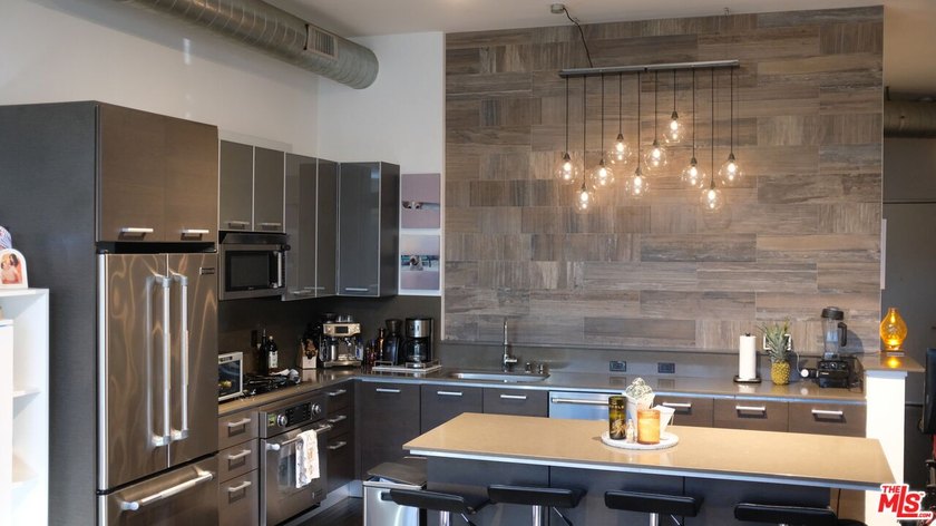 Welcome to Steel Lofts, one of the Marina Arts District's most - photo 2