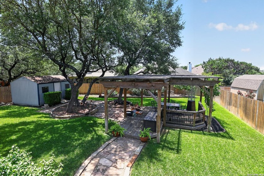 Beautifully maintained single-story home offering 2,400 sq. ft - photo 33