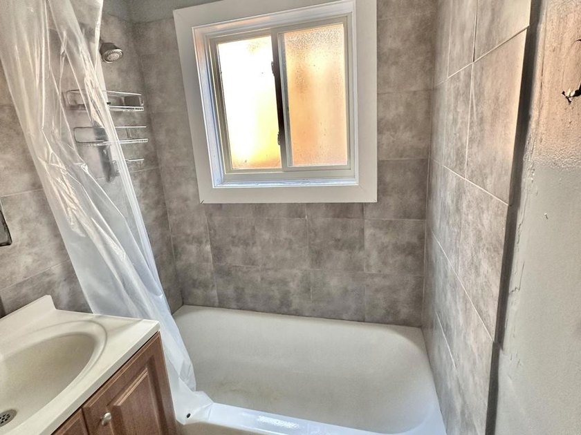 Welcome to 4156 Franklin Ave, San Diego! This 3-bedroom, 2-bath - photo 11