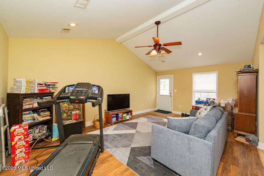 Nice 3b/2b home with a big, fenced backyard. Great floor plan - photo 7