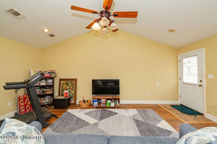 Nice 3b/2b home with a big, fenced backyard. Great floor plan - photo 8