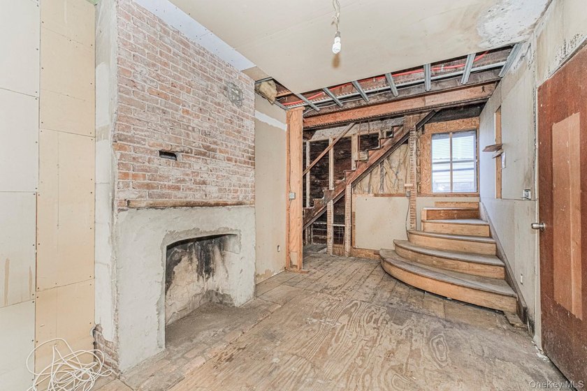 Bank-owned home situated on an oversized 30 x 208 lot in Staten - photo 3