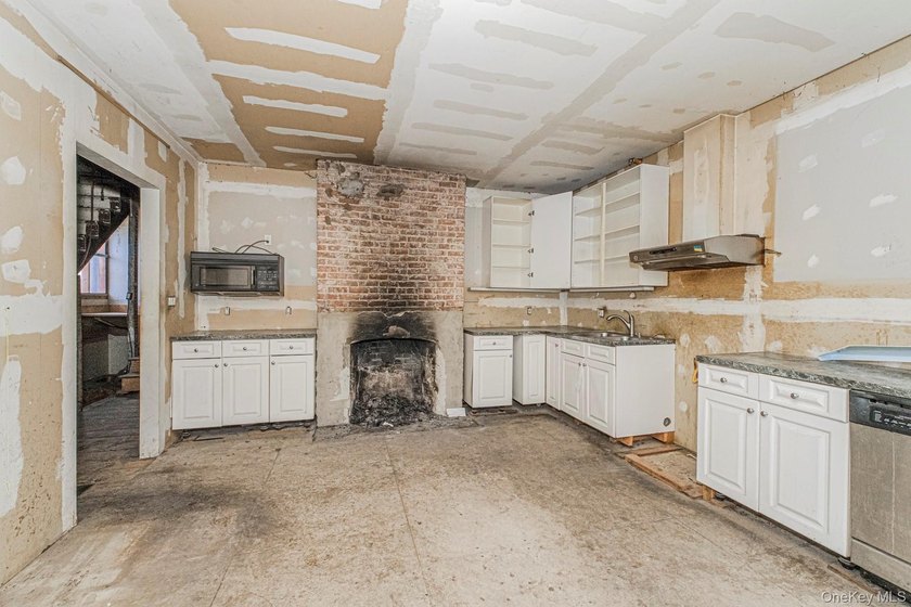 Bank-owned home situated on an oversized 30 x 208 lot in Staten - photo 5