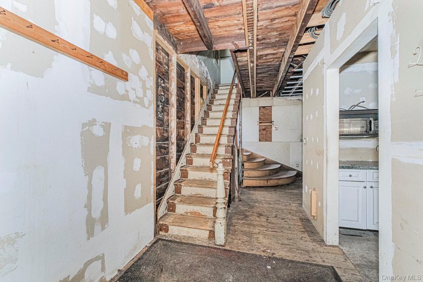 Bank-owned home situated on an oversized 30 x 208 lot in Staten - photo 6
