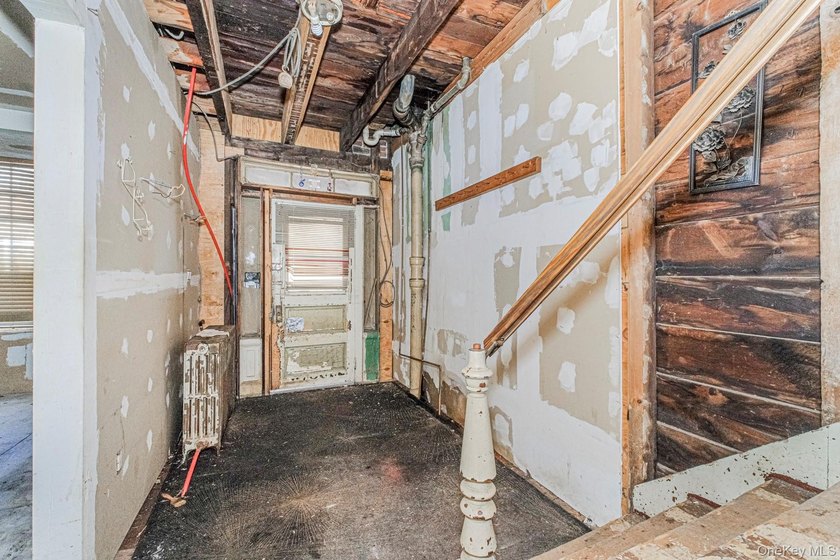 Bank-owned home situated on an oversized 30 x 208 lot in Staten - photo 7