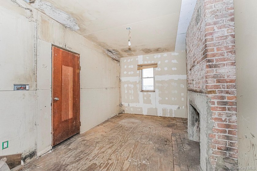 Bank-owned home situated on an oversized 30 x 208 lot in Staten - photo 8