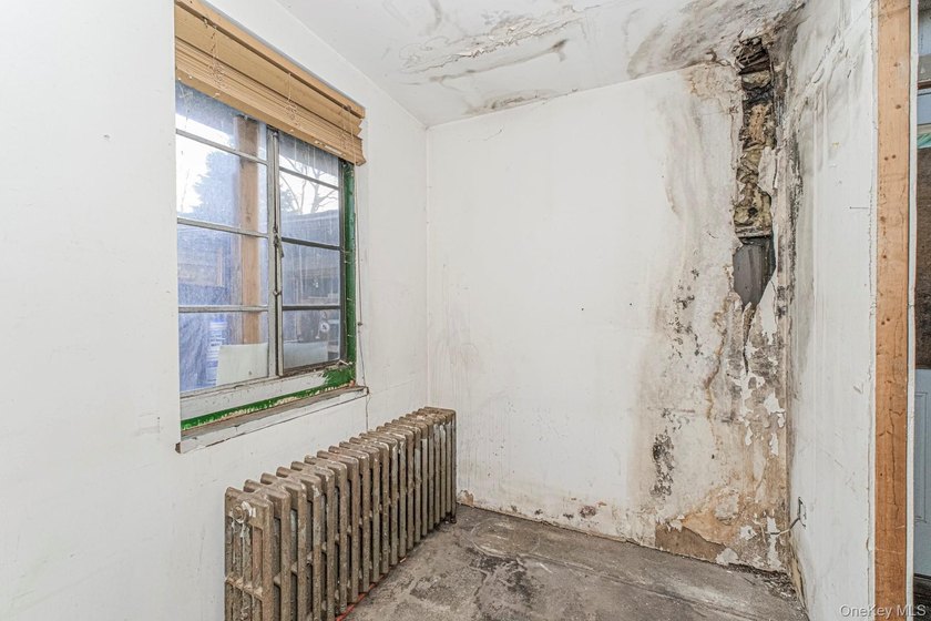Bank-owned home situated on an oversized 30 x 208 lot in Staten - photo 9