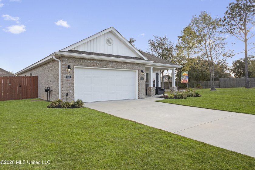 Beautifully maintained home in the sought-after South Pointe - photo 2