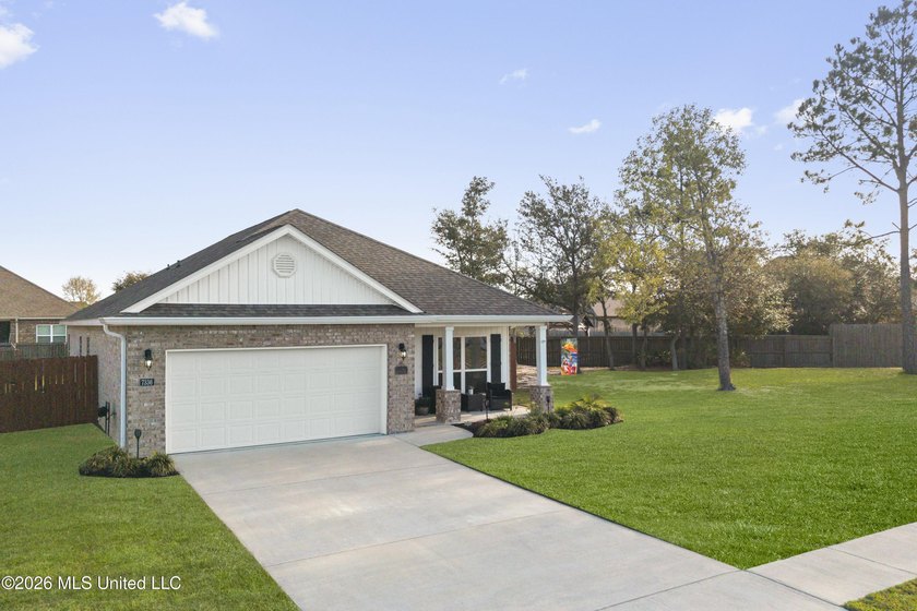 Beautifully maintained home in the sought-after South Pointe - photo 3