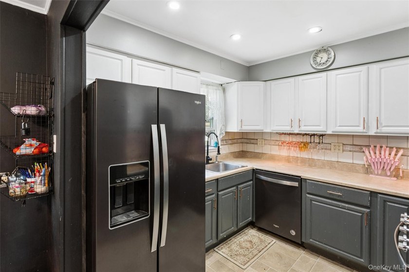 Welcome to 2877 Calvin, a classic cape style residence nestled - photo 13