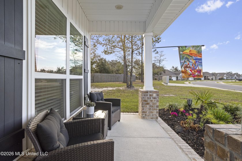 Beautifully maintained home in the sought-after South Pointe - photo 4
