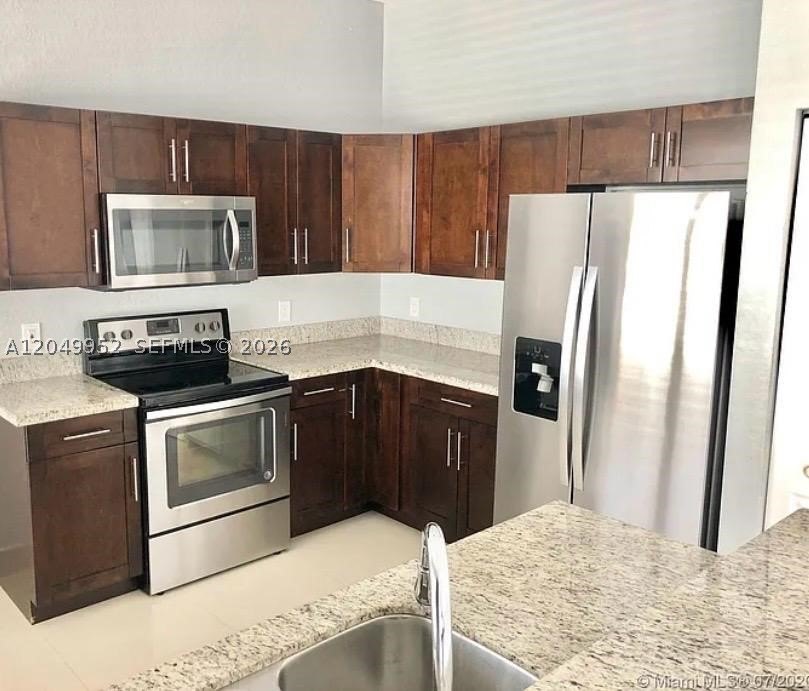 Beautiful and spacious two-story home built in 2005, featuring 4 - photo 2
