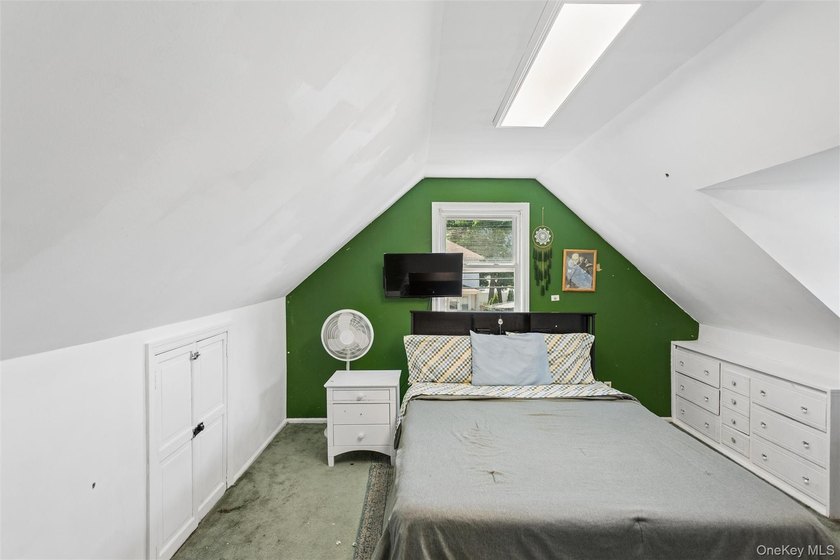 Welcome to 2877 Calvin, a classic cape style residence nestled - photo 22