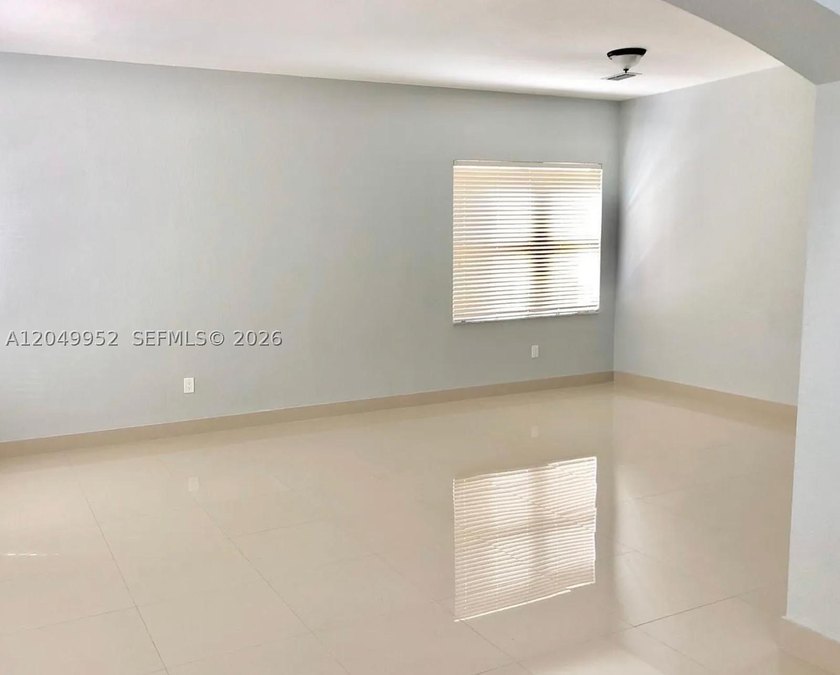 Beautiful and spacious two-story home built in 2005, featuring 4 - photo 5