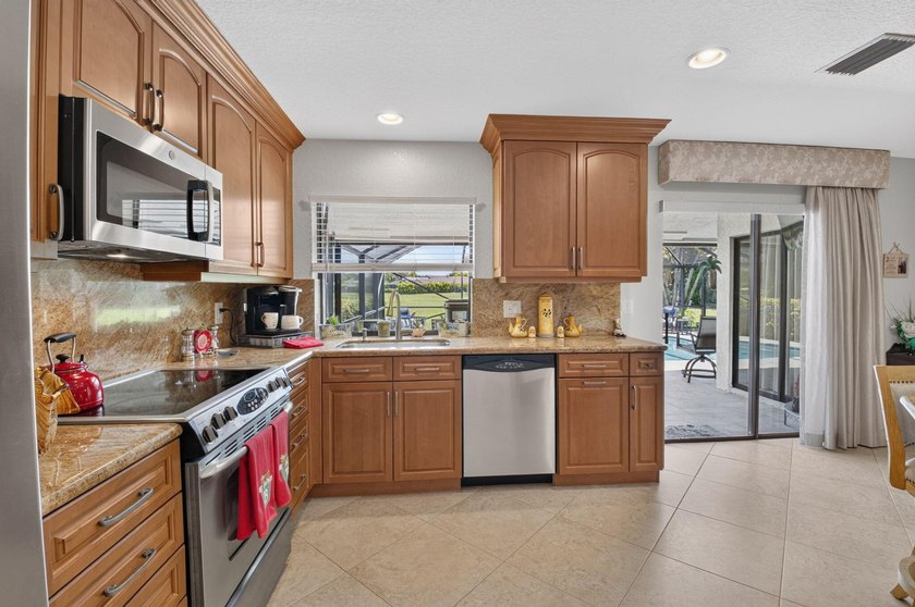 Welcome to this immaculate three-bedroom, two-bathroom - photo 13