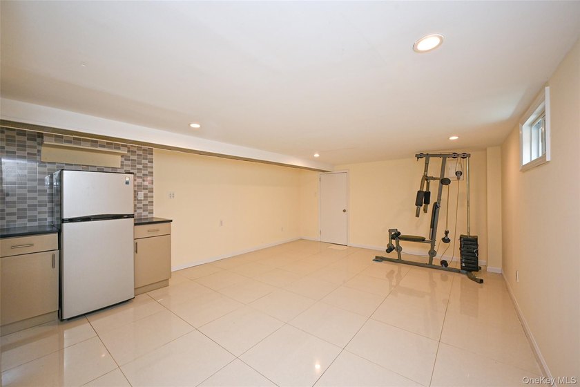 This charming home features 3 bedrooms and 2 full bathrooms - photo 14