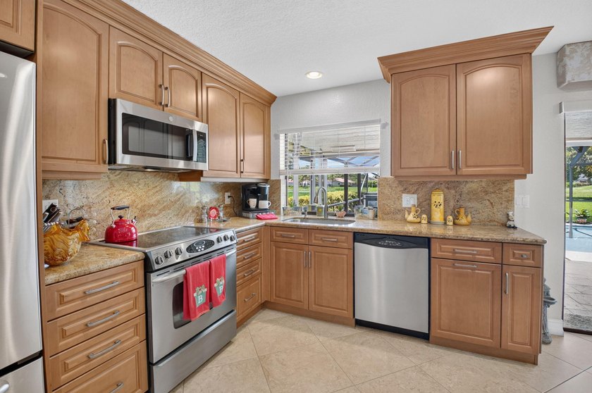 Welcome to this immaculate three-bedroom, two-bathroom - photo 14