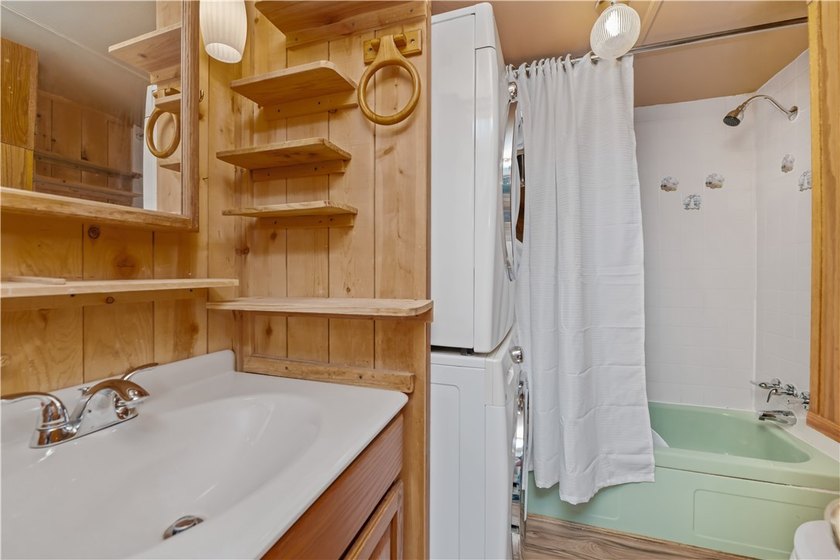 Welcome home to this beautifully updated 2 bedroom and 1 bath - photo 15