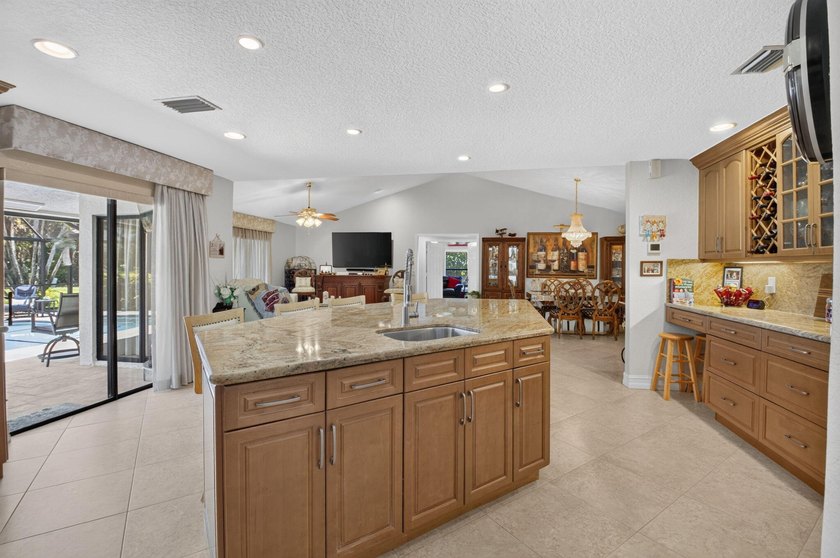 Welcome to this immaculate three-bedroom, two-bathroom - photo 16