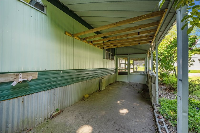 Welcome home to this beautifully updated 2 bedroom and 1 bath - photo 18
