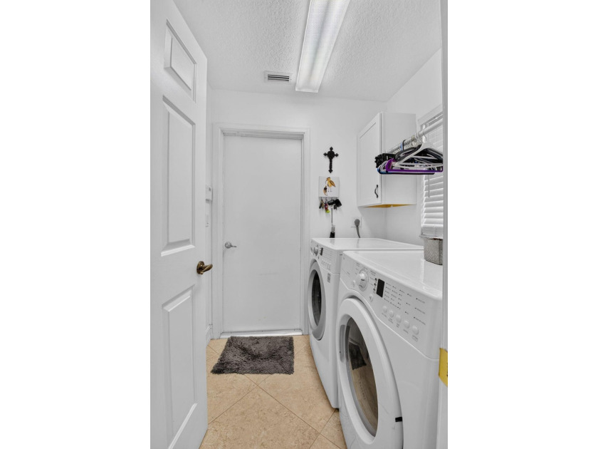 Welcome to this immaculate three-bedroom, two-bathroom - photo 18