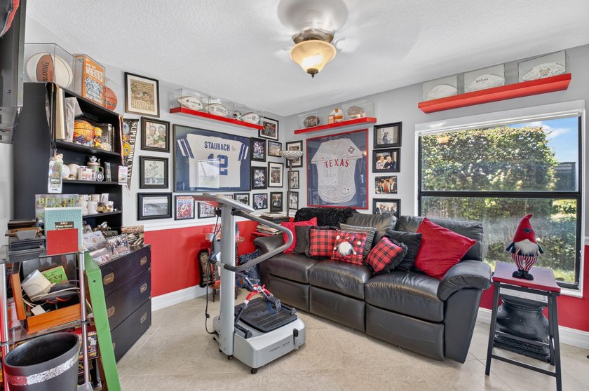 Welcome to this immaculate three-bedroom, two-bathroom - photo 24
