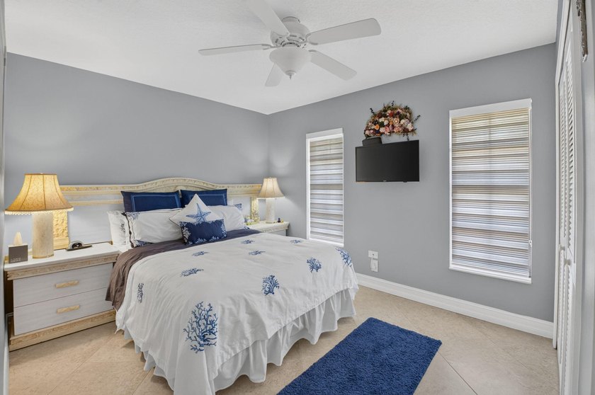 Welcome to this immaculate three-bedroom, two-bathroom - photo 25