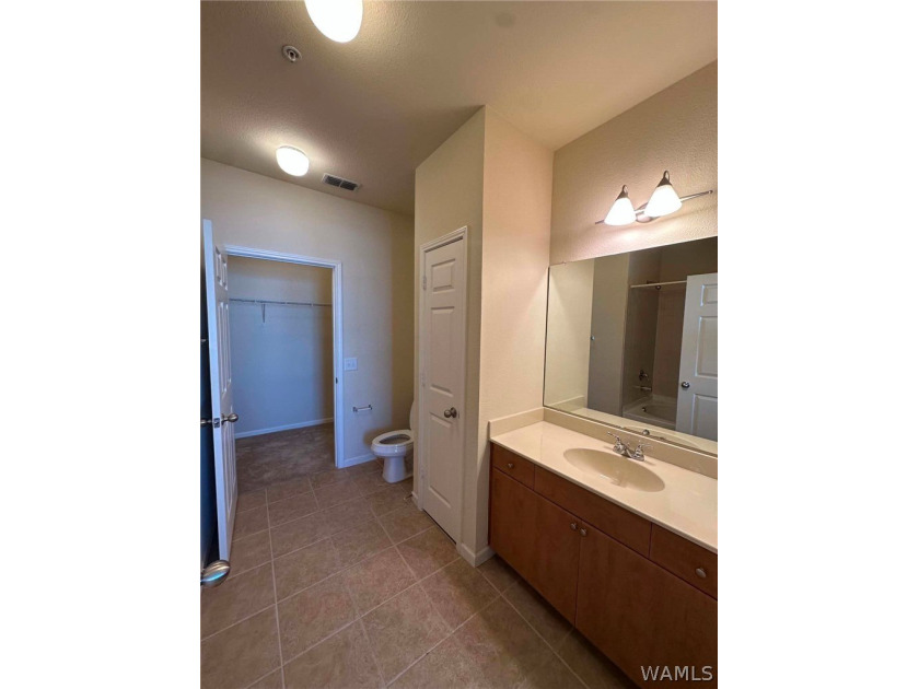 Top floor condo with awesome view of the city &amp; retail area! - photo 13