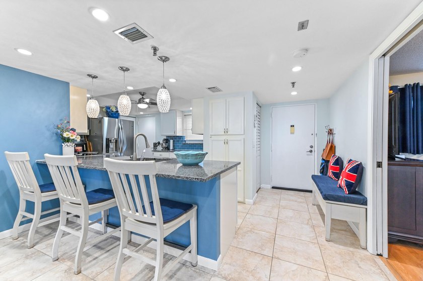 Beautifully remodeled 3BR/2BA condo in desirable Boca Teeca No - photo 11