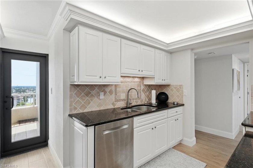 Rarely available, highly sought after 15th-floor corner end unit - photo 12