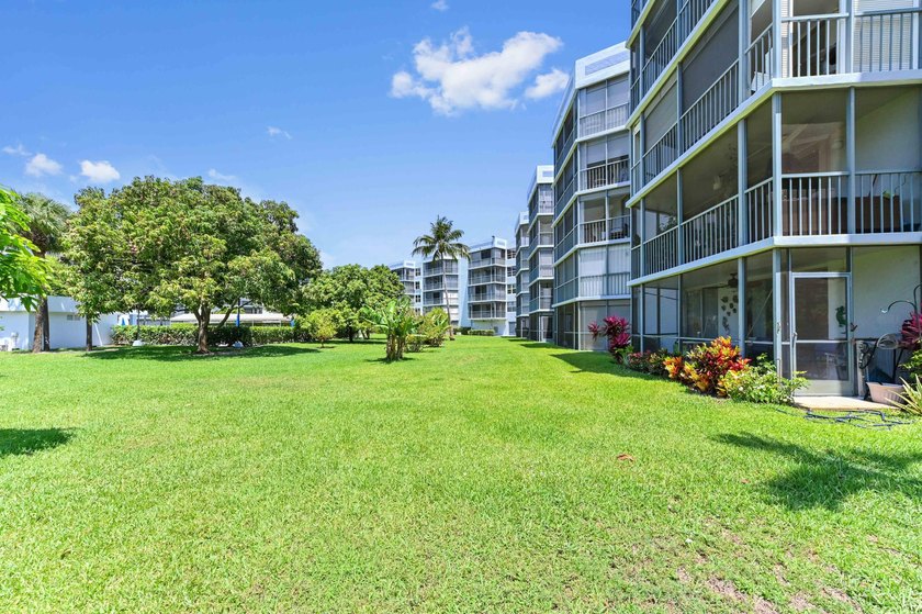 Beautifully remodeled 3BR/2BA condo in desirable Boca Teeca No - photo 38