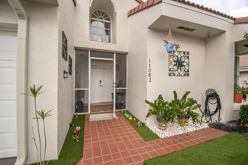 Beautiful updated corner unit 2 br 2 bath.+55 community - photo 4