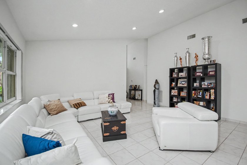 Beautiful updated corner unit 2 br 2 bath.+55 community - photo 9