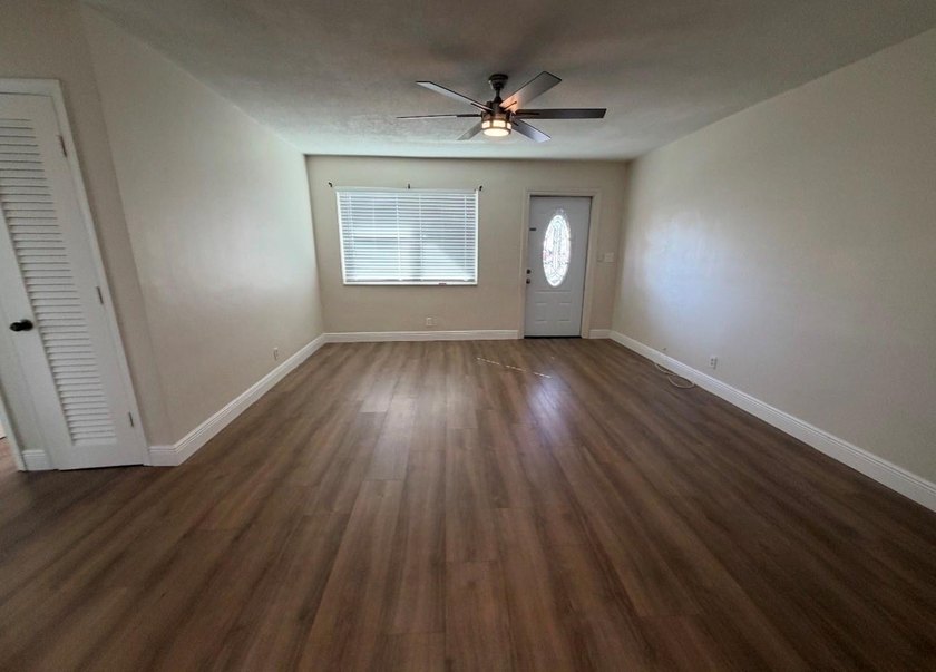 Motivated seller**beautiful 3 bedroom + den home with convenient - photo 3