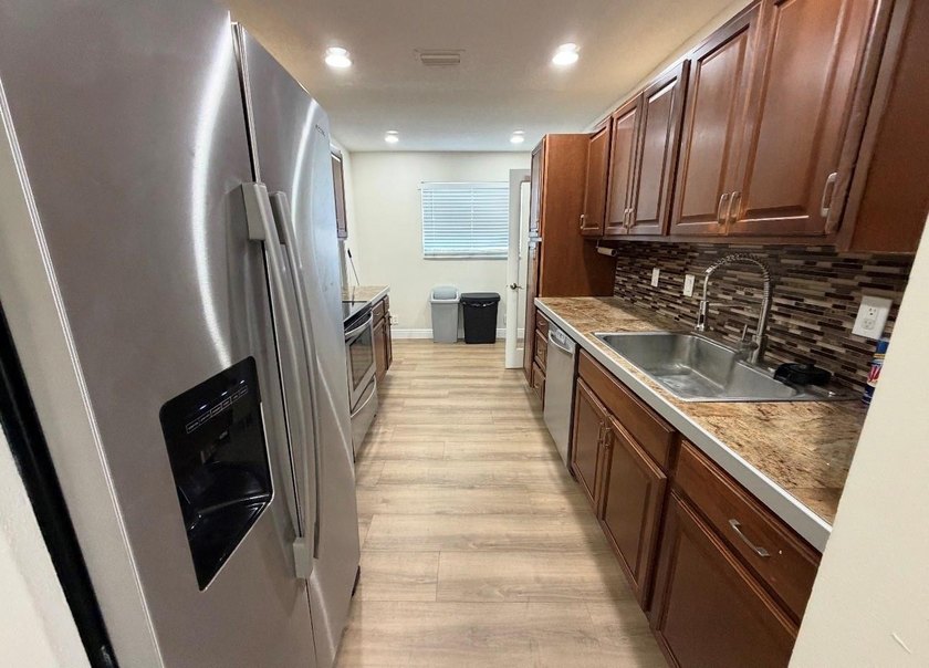 Motivated seller**beautiful 3 bedroom + den home with convenient - photo 4