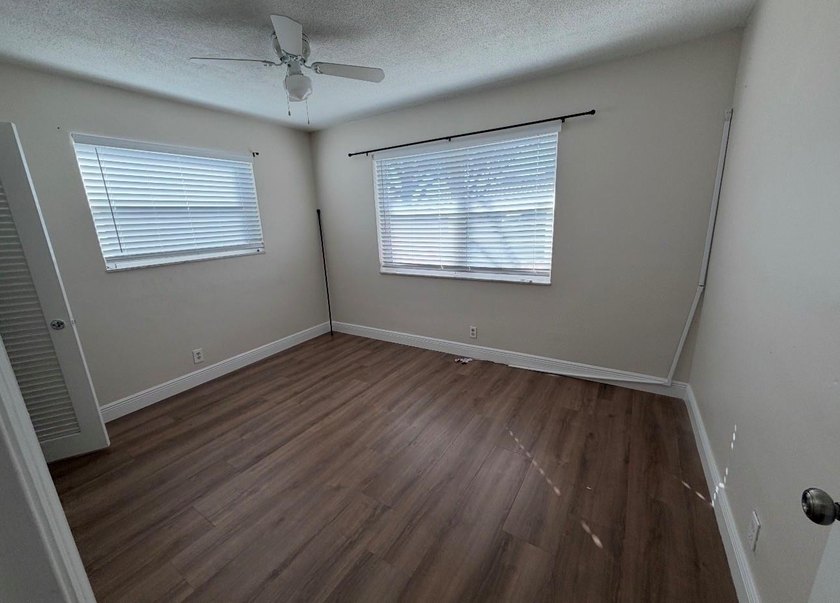 Motivated seller**beautiful 3 bedroom + den home with convenient - photo 5