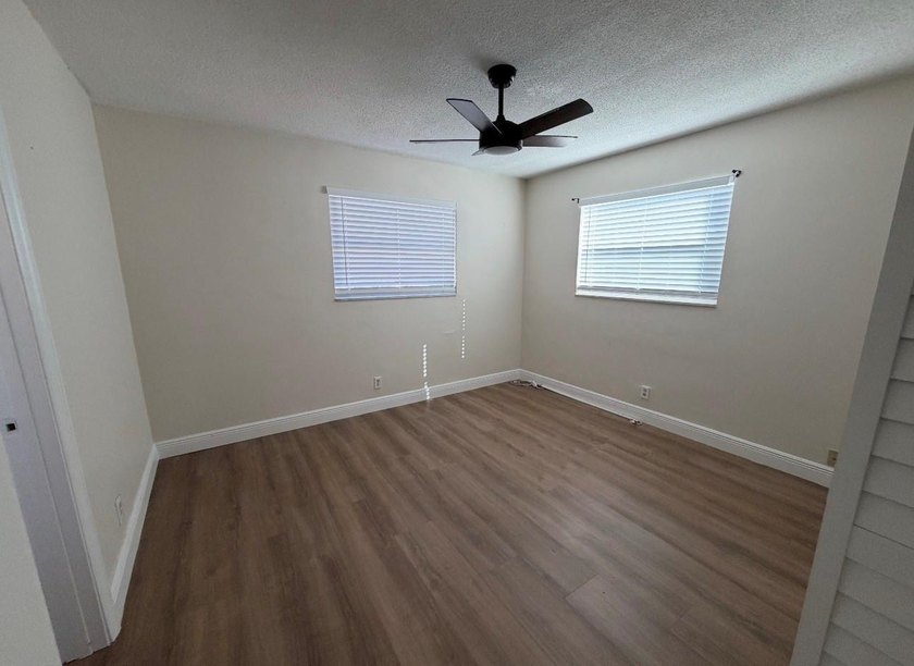 Motivated seller**beautiful 3 bedroom + den home with convenient - photo 7